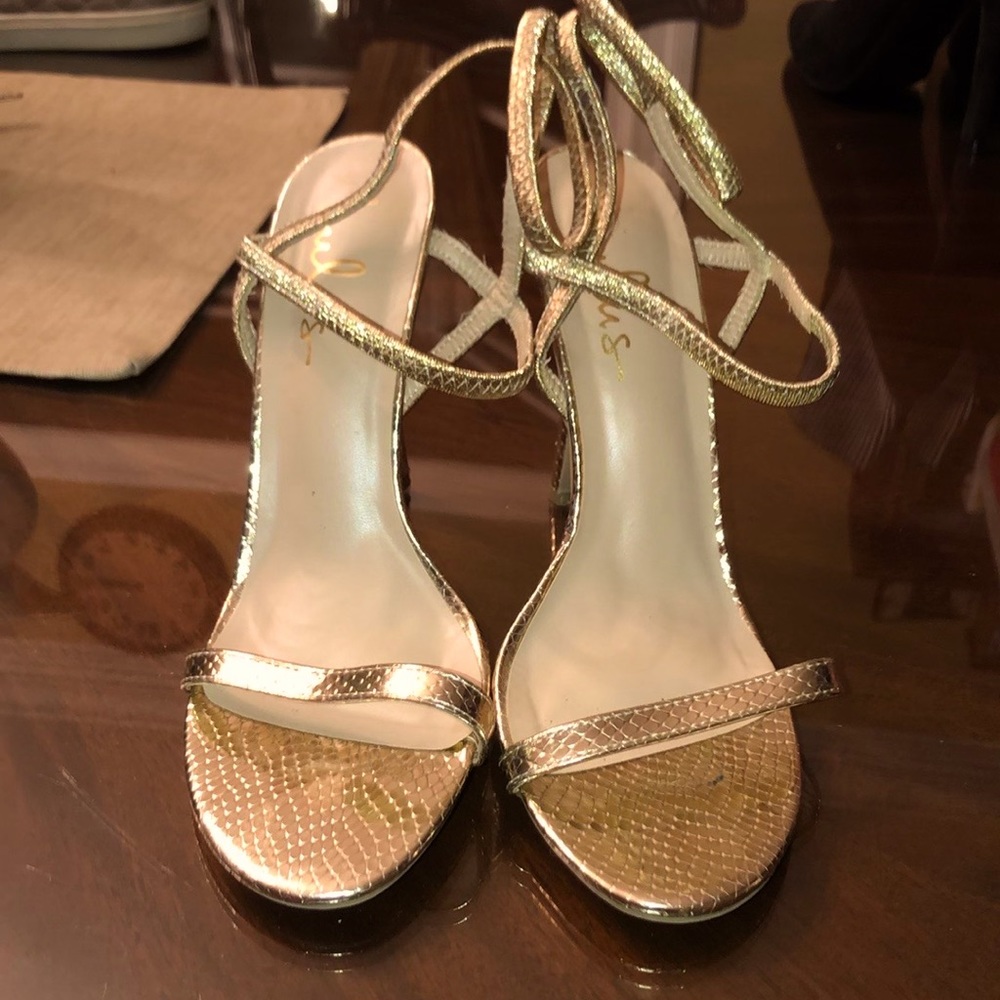Lulus gold classy and sexy heels size 9